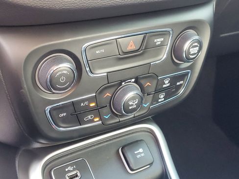 Used 2021 Jeep Compass Latitude FWD image 28
