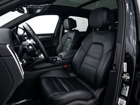 Certified 2022 Porsche Cayenne S Platinum AWD/4WD image 5