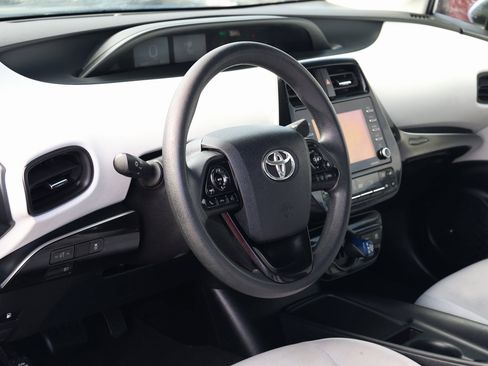 Used 2022 Toyota Prius L Eco image 12