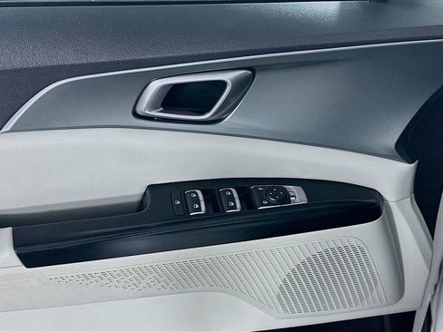 Used 2022 Kia Carnival LX image 24