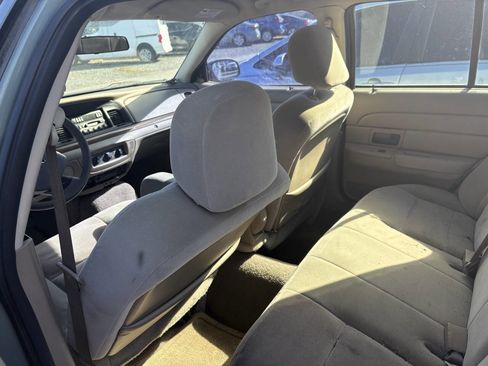 Used 2005 Ford Crown Victoria image 7