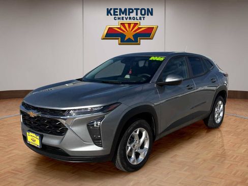 Used 2025 Chevrolet Trax LS w/ LS Convenience Package FWD image 2
