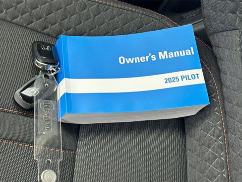 Certified 2025 Honda Pilot Sport image 10