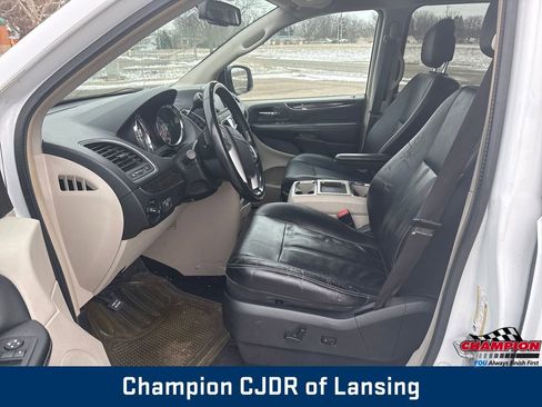 Used 2016 Chrysler Town & Country Touring image 9