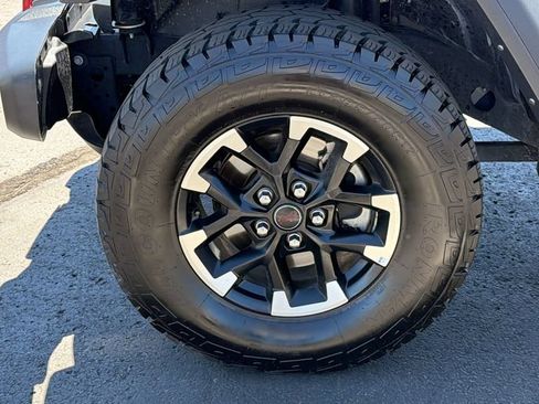 Used 2025 Jeep Wrangler Unlimited Rubicon AWD/4WD image 9