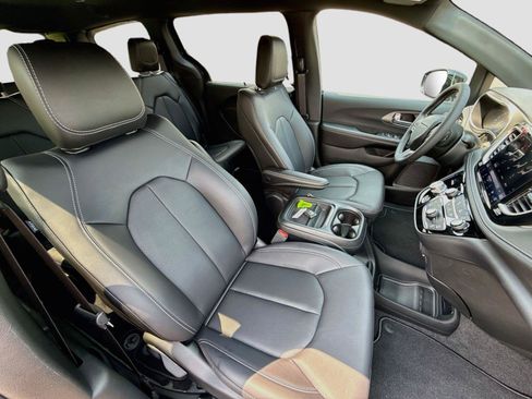 New 2027 Chrysler Pacifica Select AWD/4WD image 30