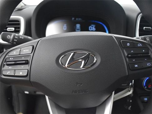 Used 2025 Hyundai Venue SE image 11