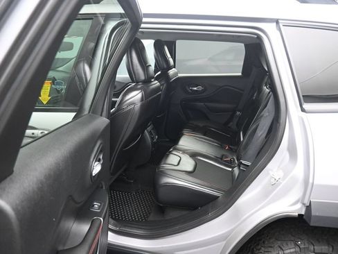 Used 2019 Jeep Cherokee Trailhawk AWD/4WD image 32