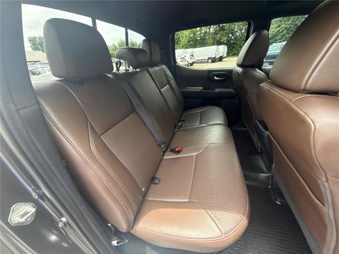 Used 2018 Toyota Tacoma Limited RWD image 28
