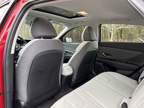 Used 2023 Hyundai Elantra Limited image 27