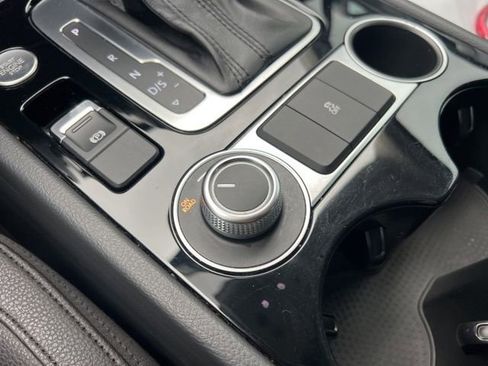 Used 2016 Volkswagen Touareg Sport image 28