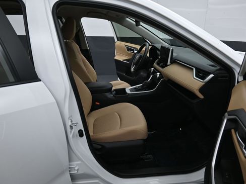 Used 2025 Toyota RAV4 XLE image 32