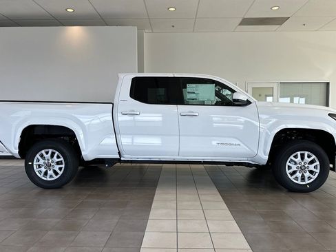 Used 2025 Toyota Tacoma SR5 AWD/4WD image 4