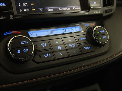 Used 2018 Toyota RAV4 SE image 15