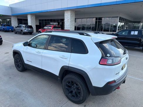 Used 2019 Jeep Cherokee Trailhawk AWD/4WD image 3