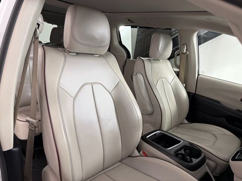 Used 2020 Chrysler Pacifica Limited FWD image 26
