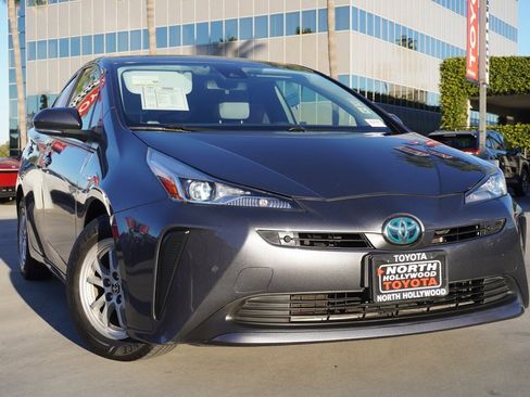 Used 2022 Toyota Prius LE image 2