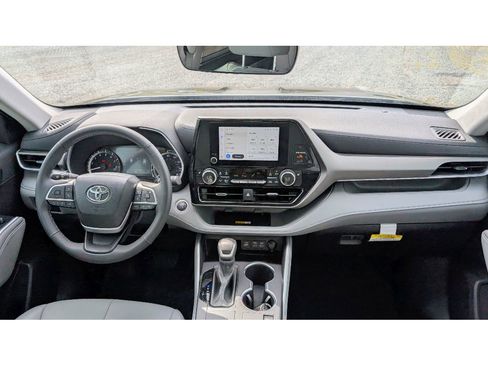 Used 2024 Toyota Highlander XLE image 28