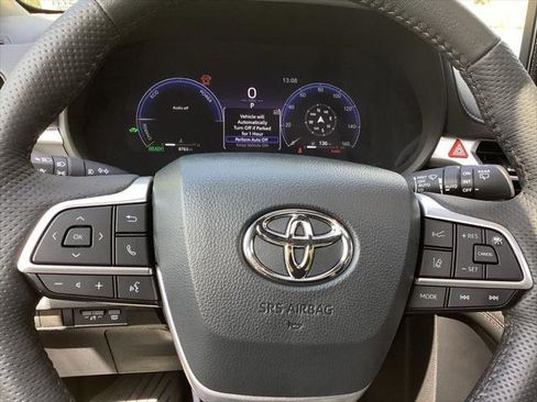 Certified 2025 Toyota Sienna Platinum AWD/4WD image 17