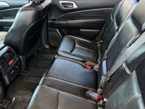 Used 2020 Nissan Pathfinder SL FWD image 5