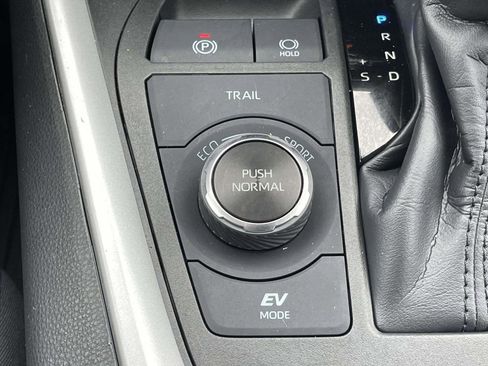 Used 2023 Toyota RAV4 SE image 32