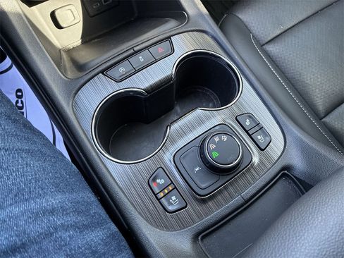 Used 2023 GMC Acadia SLT w/ Elevation Edition image 19