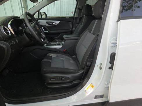 Used 2025 Chevrolet Blazer LT FWD image 3