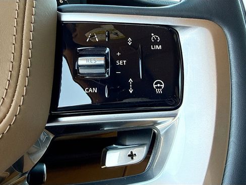 Used 2025 Land Rover Range Rover SE image 38