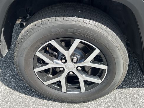 Used 2024 Jeep Grand Cherokee Limited RWD image 22