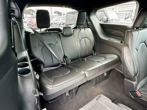 Used 2026 Chrysler Pacifica Select image 31