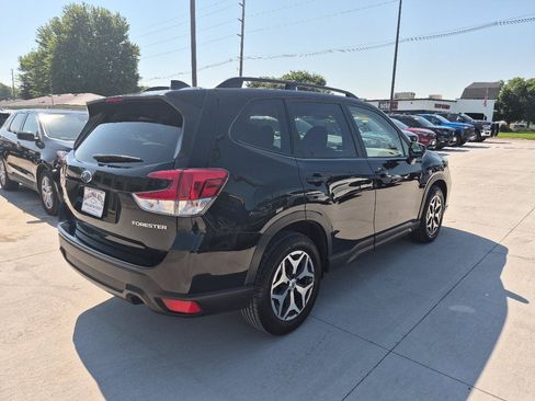 Used 2021 Subaru Forester Premium AWD/4WD image 6