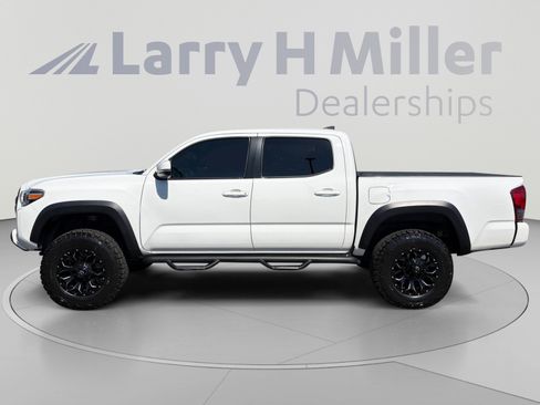 Used 2017 Toyota Tacoma TRD Off-Road w/ Premium & Technology Package AWD/4WD image 2