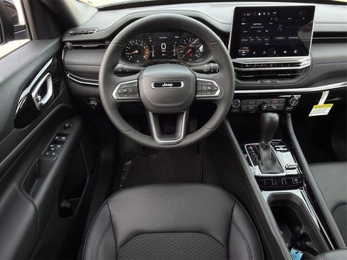 New 2026 Jeep Compass Latitude image 11