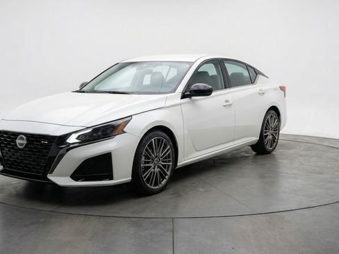 Used 2025 Nissan Altima 2.5 SV image 3