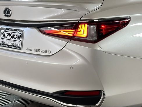 Certified 2023 Lexus ES 250 w/ Premium Package image 9