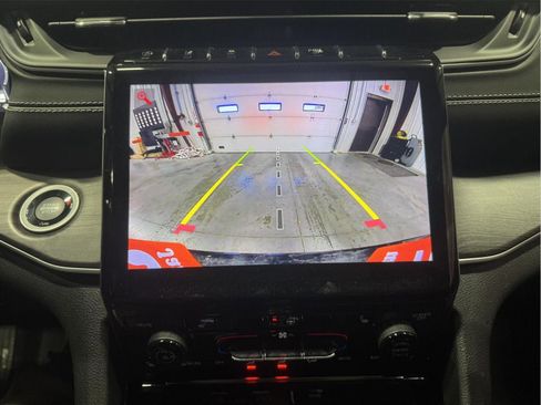 Used 2023 Jeep Grand Cherokee Limited image 14