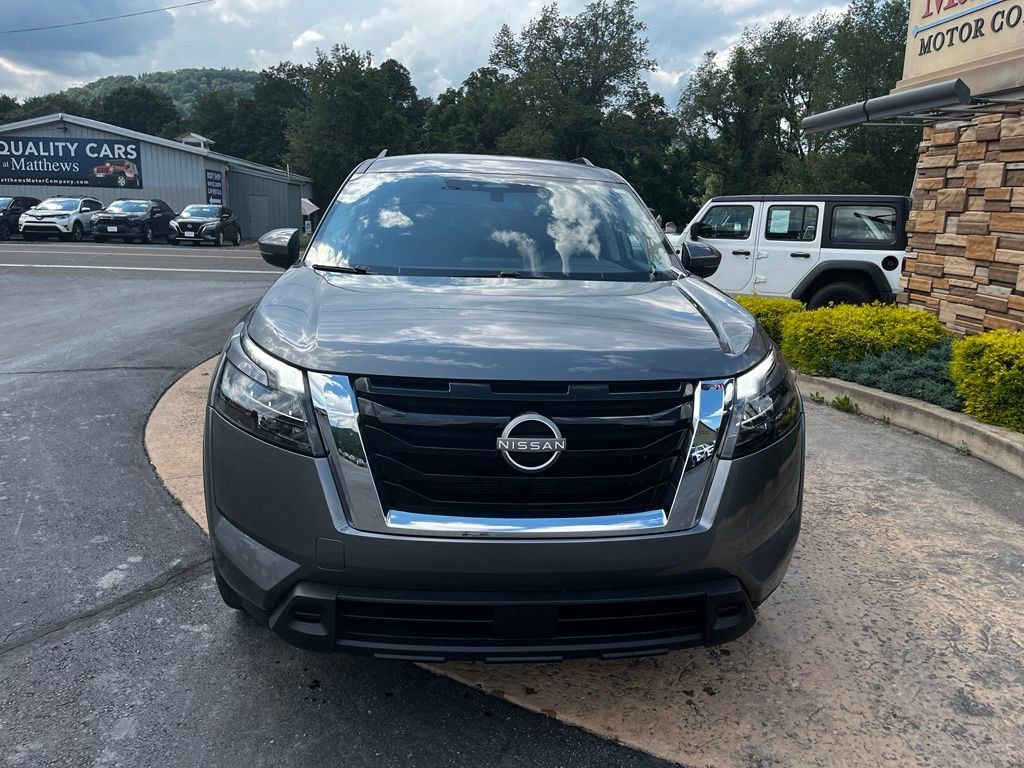 Used 2025 Nissan Pathfinder SV AWD/4WD image 2