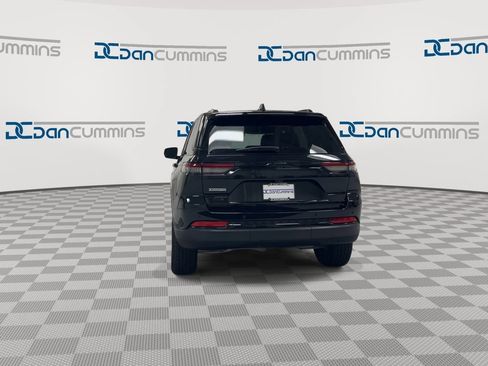 Used 2025 Jeep Grand Cherokee Altitude AWD/4WD image 7