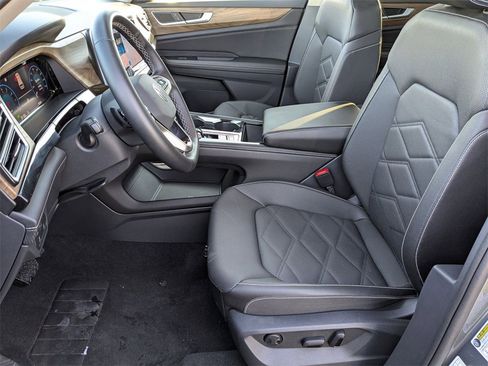 Used 2025 Volkswagen Atlas SE image 18