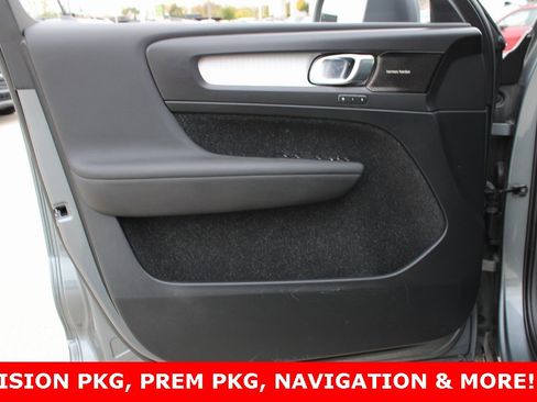 Used 2019 Volvo XC40 T5 Momentum image 28