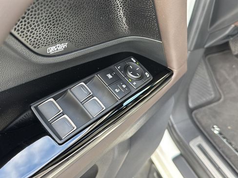 Used 2023 Lexus LX 600 4WD w/ Luxury Package image 31