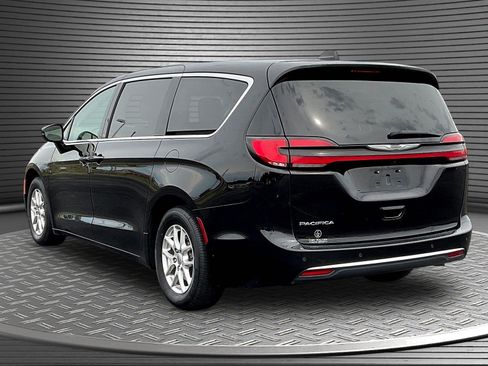 Used 2024 Chrysler Pacifica Touring-L FWD image 5