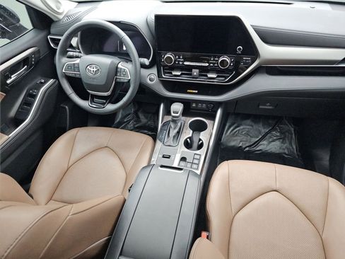 Used 2025 Toyota Highlander Limited image 28