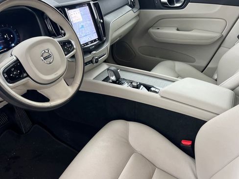 Used 2023 Volvo XC60 B5 Plus image 12