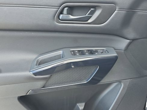 Used 2024 Nissan Pathfinder S image 18