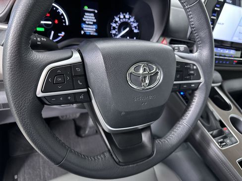 Used 2022 Toyota Sienna XLE image 47