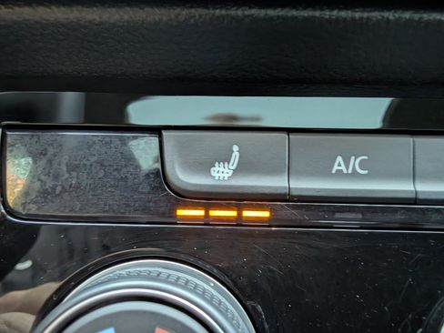 Used 2023 Volkswagen Taos SE w/ Panoramic Sunroof Package image 32