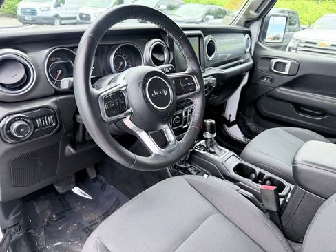 Used 2019 Jeep Wrangler Unlimited Sahara AWD/4WD image 17