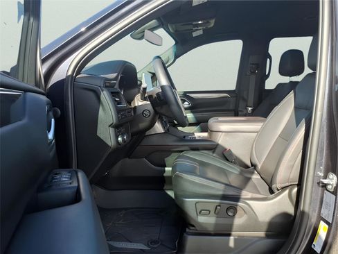 Used 2022 Chevrolet Suburban RST w/ Sport Performance Package image 19