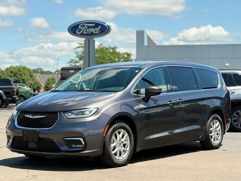 Used 2023 Chrysler Pacifica Touring-L FWD image 48